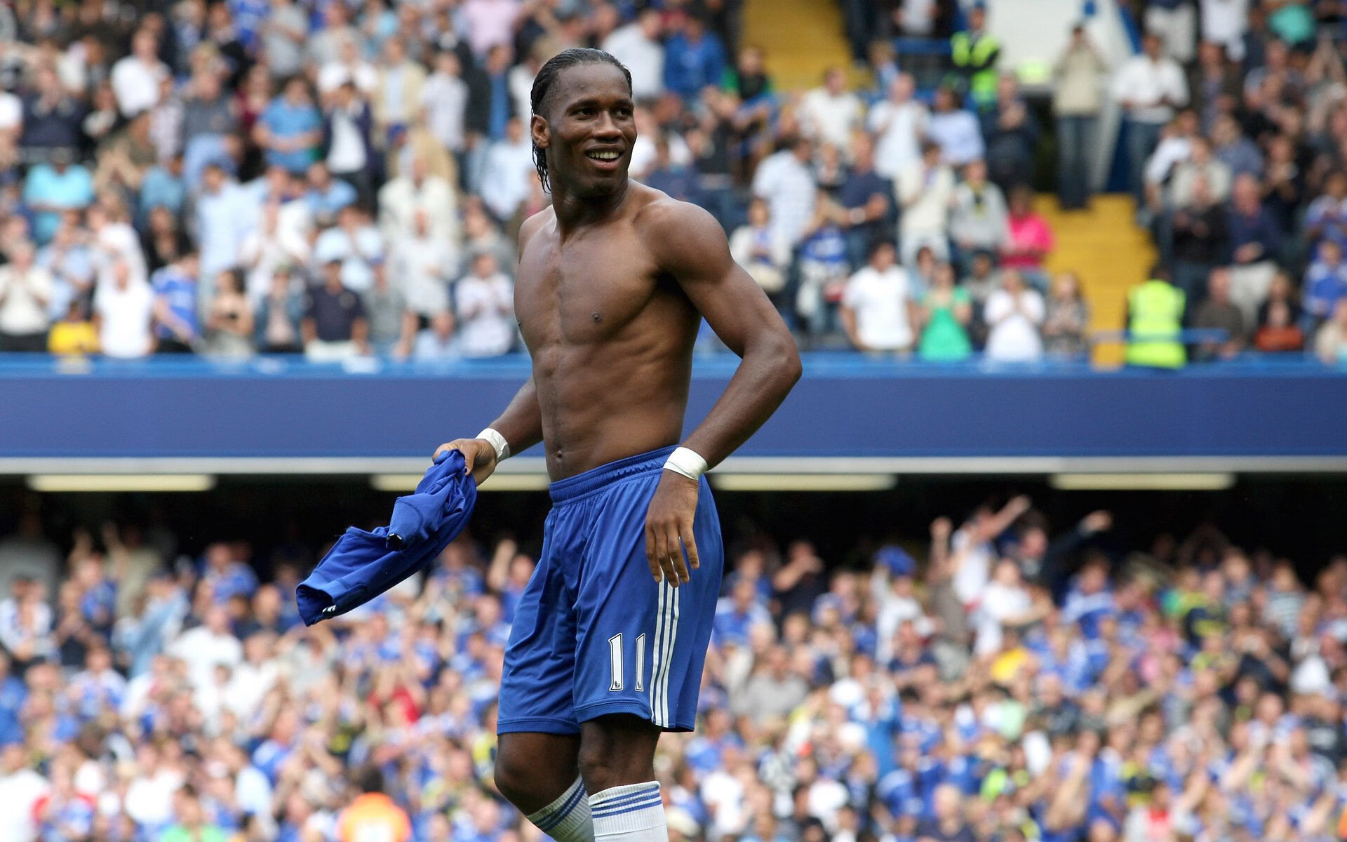 足球战术打法灵活多变引人注目,足球战术讲解视频教程