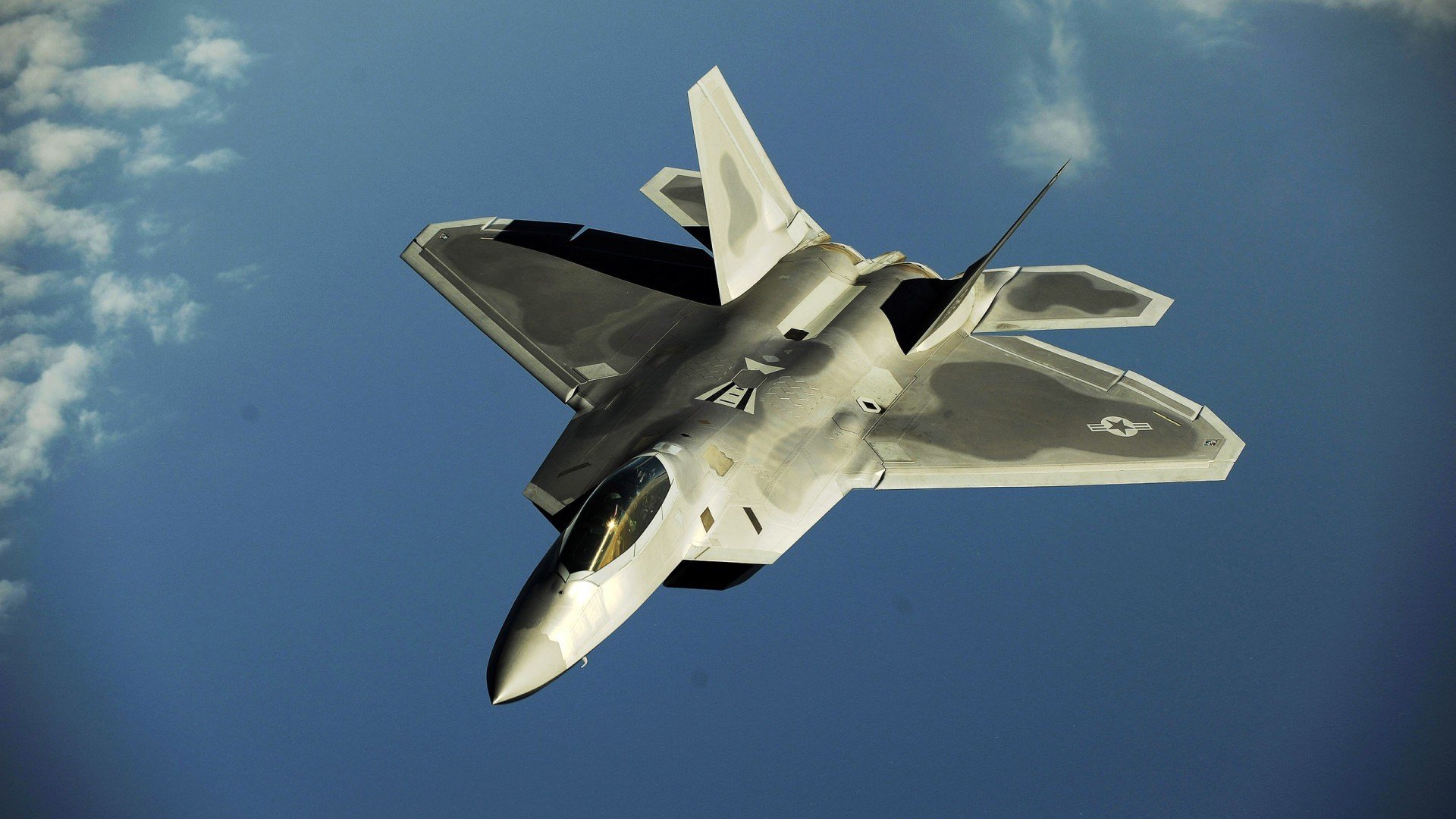 LEYU乐鱼体育官方网站-英超射门瞬间：门将的绝佳扑救比拼，英超门将进球