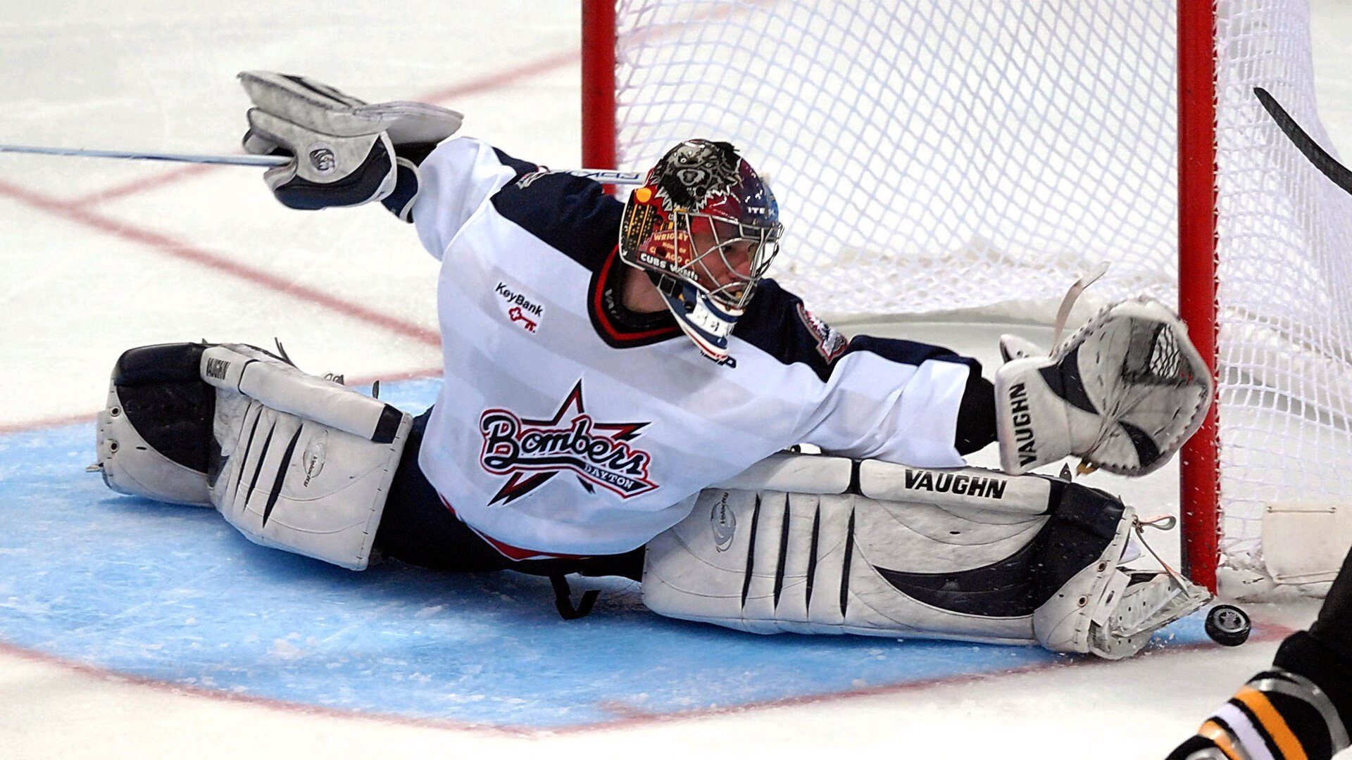 SUP桨板城市内河赛 夜间灯光与水中倒影营造梦幻氛围